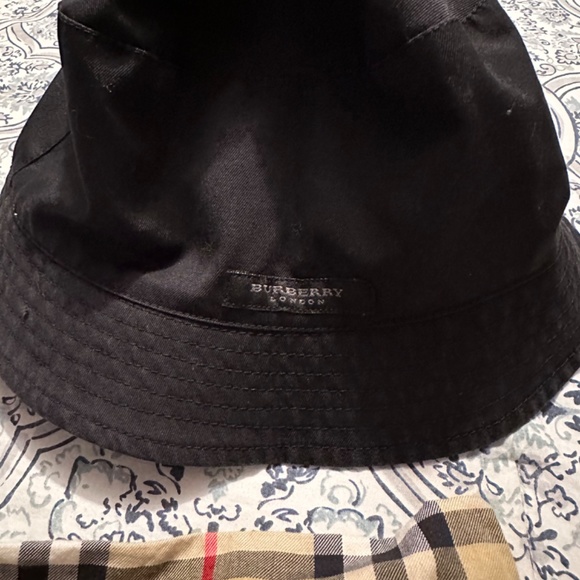 BURBERRY REVERSIBLE HAT W POUCH SMALL - Picture 2 of 3
